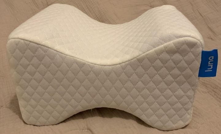Having the supportive positioning pillow for elderly from Luna