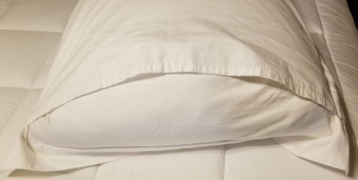 Confirming how easy to pull out the antibacterial pillowcase 