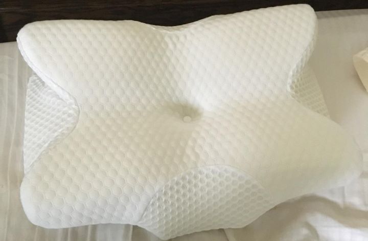  Observing the durable design of the pillow for fibromyalgia