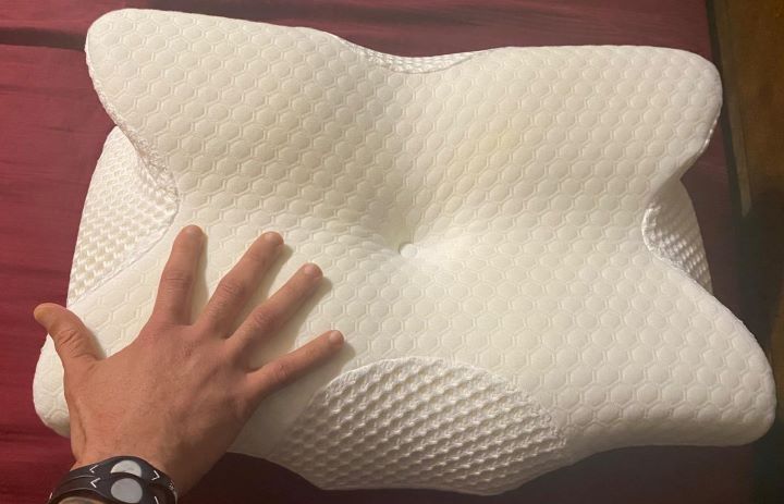  Checking the support and comfortability of the pillow for fibromyalgia