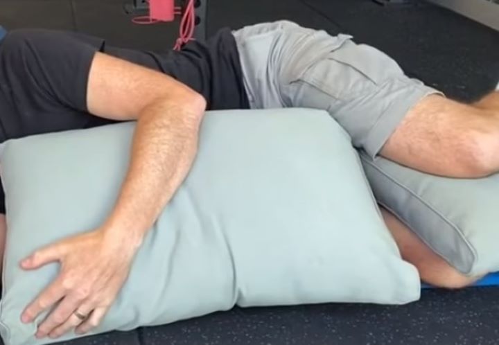 Confirming how the hip pillows eliminate pain and provide maximum comfort