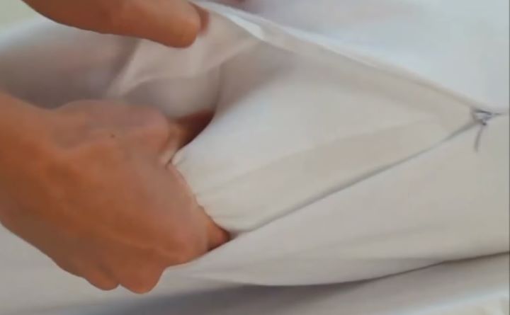  Checking the pillow for a shoulder to ensure it can ease pain and does not cause discomfort when it used