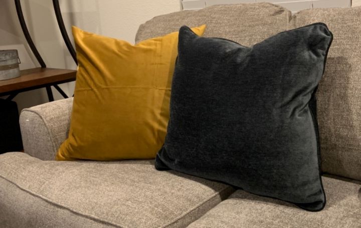 Checking the quality of the good pillows for brown couch